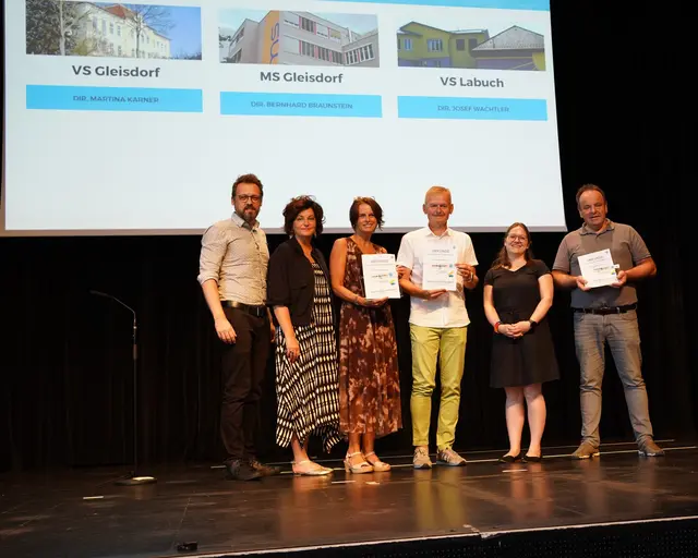Die offizielle Übergabe der Urkunden an die Schulen im Forum Kloster | Foto: Energieregion Weiz-Gleisdorf