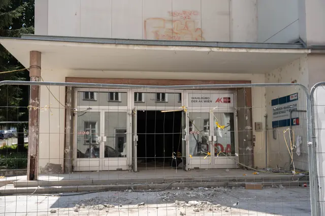 Die ehemalige Abendschule wird derzeit auf den Abriss vorbereitet. Wieso will die besitzende Arbeiterkammer das Bestandsgebäude partout nicht sanieren? | Foto: Sade Jerabek/MeinBezirk