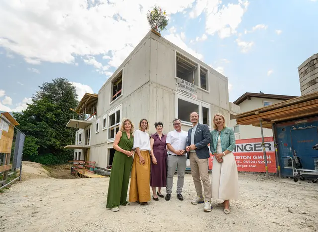 NHT-Geschäftsführer Markus Pollo und Bürgermeister Johannes Anzengruber freuen sich bei einem Lokalaugenschein mit (v.li.) LAbg. Daniela Meichtry, Stadträtin Janine Bex, Caritas-Direktorin Elisabeth Rathgeb und Vizebürgermeisterin Elli Mayr über den zügigen Baufortschritt. | Foto: NHT/Oss