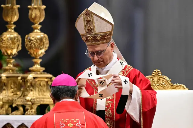 Papst Leo XIV. überreicht im Juni 2025 einem neu ernannten Erzbischof das Pallium. Am 29. Juni wird diese Auszeichnung auch dem Wiener Erzbischof Josef Grünwidl verliehen. | Foto: APA-Images / AFP / TIZIANA FABI