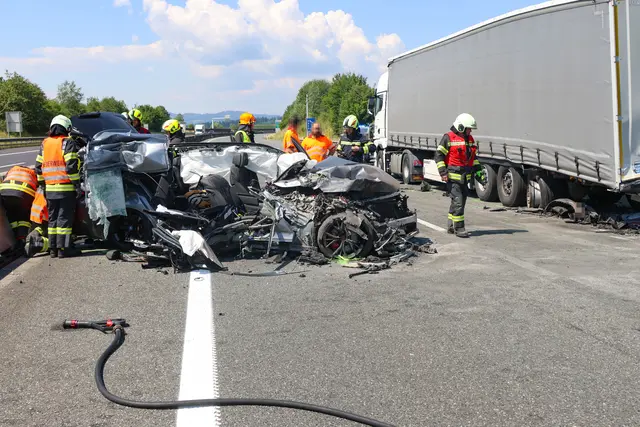 Der Pkw prallte frontal gegen das Heck eines verkehrsbedingt stehenden Sattelkraftfahrzeuges. | Foto: laumat/Matthias Lauber