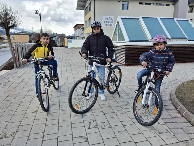 Die Fahrräder bringen den Kindern große Freude. | Foto: VS Bruck