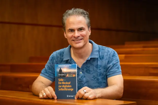 Autor Thomas Herdin mit seinem neu erschienenen Buch "Stille - Ein Weckruf zur digitalen Selbstfürsorge".