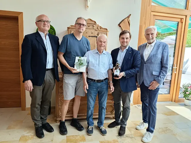 Gemeinerat Johann Edlinger, Vizebürgermeister Franz Staffel, Hubert Niedermayer, Bürgermeister Lukas Zehetbauer und Altbürgermeister Walter Krutis bei der Ehrung.  | Foto: Raasdorf
