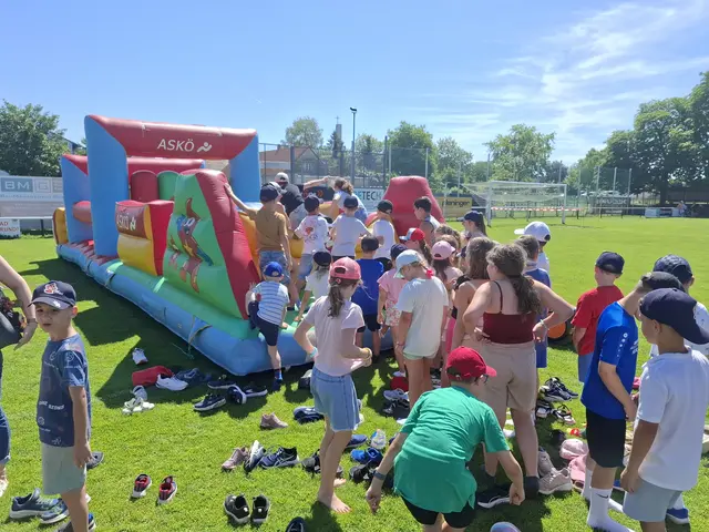 Großer Andrang herrschte bei der Hüpfburg, die beim Abschluss-Event des Klimaschulen-Projekts für Spiel und Bewegung sorgte und von den Kindern begeistert genutzt wurde. | Foto: Klar Leithaland