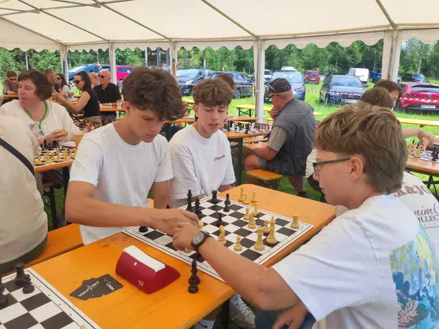 Die Gewinner des Sonnwend-Blitzturniers freuten sich über ihre Auszeichnungen und die von regionalen Sponsoren bereitgestellten Preise. | Foto: Privat