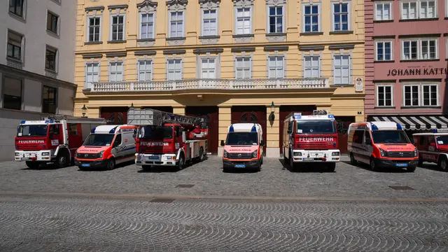 Neben den Rettungsfahrzeugen sind weitere Hilfslieferungen in Planung.  | Foto: Andreas Pölzl/MeinBezirk
