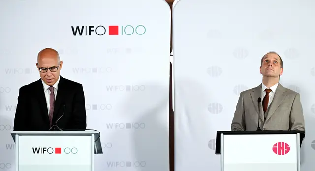WIFO-Chef Gabriel Felbermayr (li.) und IHS-Chef Holger Bonin präsentierten am Donnerstag die Sommerprognose ihrer Institute zur Entwicklung der österreichischen Wirtschaft. | Foto: APA-Images / APA / ROLAND SCHLAGER