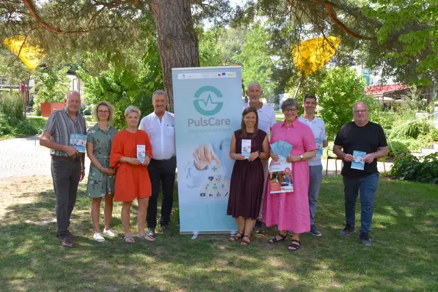 Bgm Josef Ritzer (Ebbs), Andrea Standl (Geschäftsführung Sozial- &amp; Gesundheitssprengel Kirchbichl-Langkampfen-Bad Häring), Elfriede Klingler (GF-Regionalmanagement), Bgm Rudi Puecher (Brixlegg), KUUSK-Geschäftsführerin Melanie Steinbacher, Richard Kapfinger-Putz (Pflegecampus Kufstein), Projektkoordinatorin Carmen Schwinghammer, Gert Gschließer (AK-Bezirksstellenleiter) und Florian Krois (Geschäftsstellenleiter AMS Kufstein) (v.l.). | Foto: Barbara Fluckinger