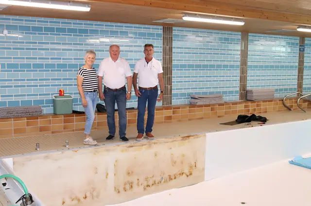 Familiengemeinderätin Ingrid Wendl, GBM Ernst Wendl und GGR Herbert Stuxer beim sanierungsbedürftigen Lehrschwimmbecken der Volksschule (vlnr). | Foto: Gemeinde Himberg