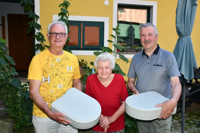 Anlässlich ihres 90. Geburtstages stellt sich Maria Bruckner mit einer Spende von zwei neuen Essensboxen im Wert von 400 Euro an den Verein Hilfswerk Zwettl ein. Im Bild Werner Preiss, Maria Bruckner, Manfred Schuh (v.l.). | Foto: privat