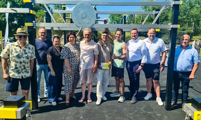 Erwin Absenger, Josef Krisper, Sonja Skalnik, Agnes Totter, Johann Kaufmann, Patrick Schwarhofer, Joel Mattli, Herbert Kober, Roland Ettl und Franz Schwarzl (v. l.) bei der Eröffnung der Anlage in St. Stefan
