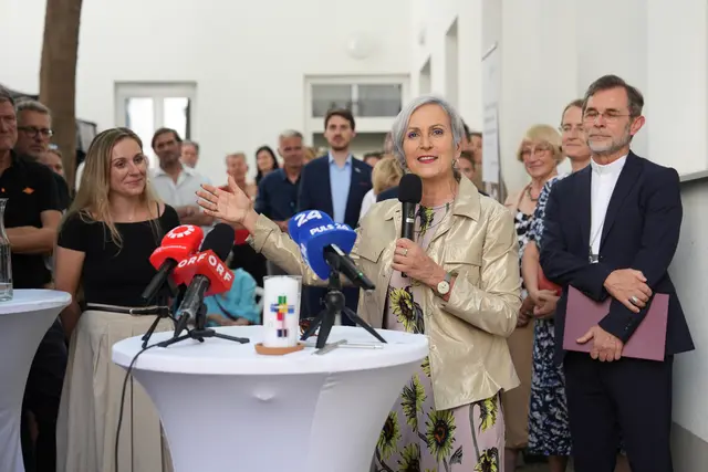 Justizministerin Anna Sporrer (M.), Erzbischof Josef Grünwidl (r.) und Nicole Meissner (l.). | Foto: Sade Jerabek/MeinBezirk