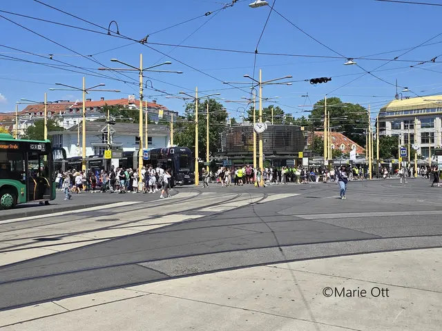 Hitzewelle, Graz, 40 Grad und die Menschen warten in der Sonne