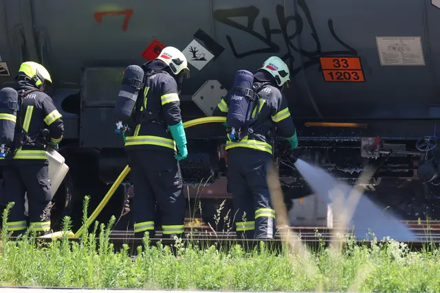 Einsatzkräfte der Feuerwehr kühlten einen undichten, mit Benzin beladenen Kesselwaggon am Welser Bahnhof. | Foto: laumat.at