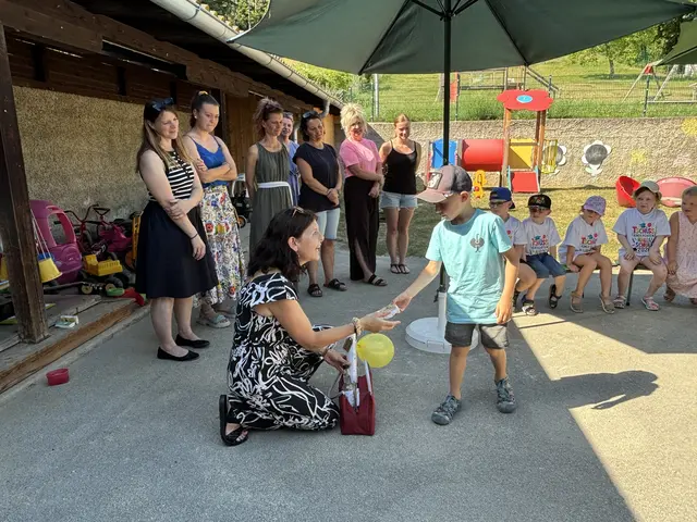 Die Kindergartenleitung und die Pädagoginnen wurden zum Abschied beschenkt. | Foto: MeinBezirk/Barbara Babonitsch-Diewald