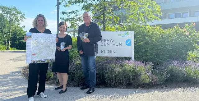 Bürgermeisterin Bärbel Stockinger und Vizebürgermeister Harald Wrede haben dem Lebens.Med Zentrum (stellv. Mag. Michaela Puncochar) einige Ortspläne vorbeigebracht. | Foto: Gemeinde Bad Erlach