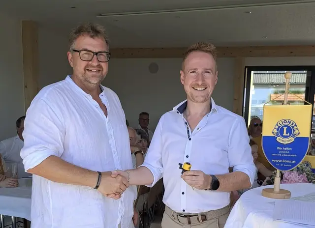 Präsident Nikolaus Tabor (links) übergibt an seinen Nachfolger Edwin Schachenhofer (rechts). | Foto: Lions Club Perg