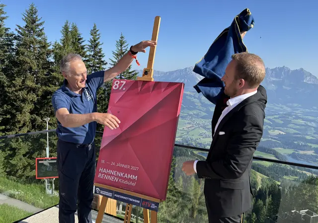 Michael Huber und Peter Kofler enthüllten das Plakat. | Foto: Klaus Kogler