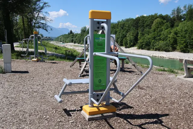 Mehrere Fitness-Geräte am Ufer der Saalach.