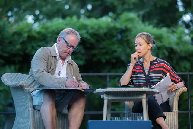 Roland Koch und Johanna Wokalek. | Foto: ckollerics