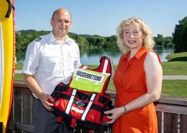 997 Einsätze, 50.000 Stunden Ehrenamt: Eva Prischl und Markus Schimböck präsentieren die Zahlen der NÖ Wasserrettung. | Foto: NLK Khittl
