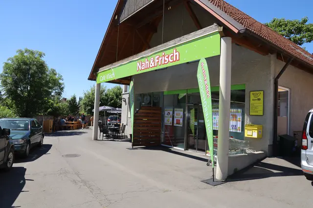 Angeschlossen an den Nah & Frisch-Markt mit Postpartnerstelle ist ein Café.