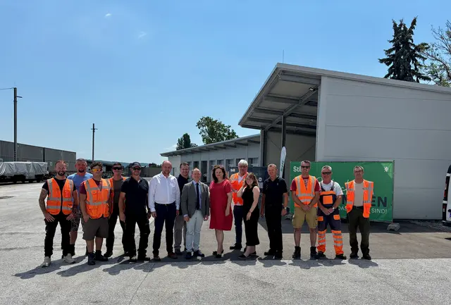 Eröffnung und Übergabe des neuen Baudienstgebäudes: Mitarbeiter der StLB in Weiz mit Daniel Gößler, Leiter Infrastruktur (6. v. l.), Direktor Ronald Kiss (8. v. l.) und Verkehrslandesrätin Claudia Holzer (9. v. l.). | Foto: MeinBezirk/Monika Wilfurth