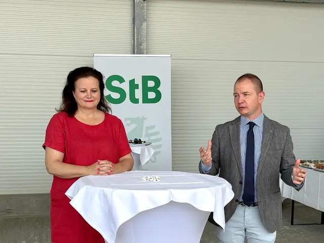 Verkehrslandesrätin Claudia Holzer und Ronald Kiss, Direktor der Steiermarkbahn bei der Eröffnung. | Foto: MeinBezirk/Monika Wilfurth