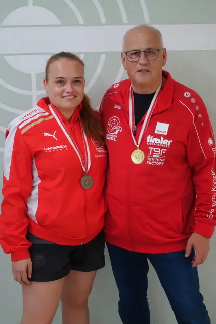 Katharina Hinterseer und Vater Hans-Hermann Auer holten bei der Armbrust Landesmeisterschaft Bronze und Gold
