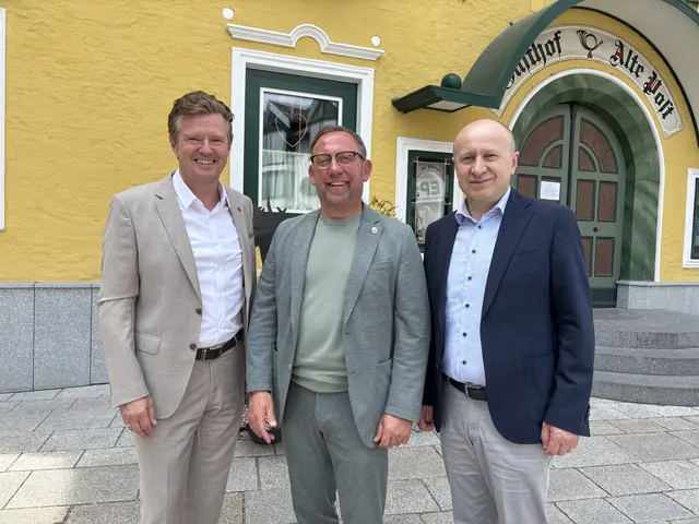 Von links: Honorarkonsul Martin Panosch, der Bürgermeister von Bischofshofen Hansjörg Obinger und der Botschafter der Ukraine, Vasyl Khymynets. | Foto: Emanuel Hasenauer