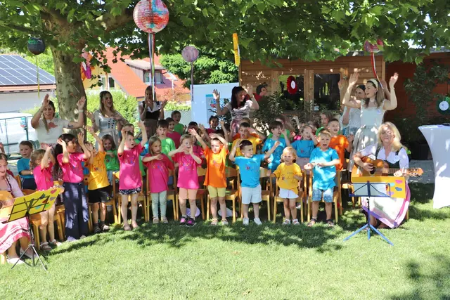 Astrid Winterleitner (re): "In den vergangenen 50 Jahren hat sich vieles verändert. Was aber gleich geblieben ist, sind die Bedürfnisse der Kinder. Sie brauchen Geborgenheit, Vertrauen und Zeit zum Spielen. Sie brauchen Menschen, die sie behutsam an der Hand nehmen, ihnen Raum zum Wachsen geben und sie auf ihrem Weg begleiten. Genau das ist es, was unsere Arbeit hier seit fünf Jahrzehnten so unendlich wertvoll macht".  | Foto: Edith Ertl