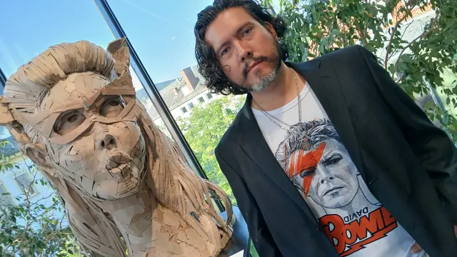 Künstler Evelio Moreno ist mit seiner Frau und den Kindern von Mexiko nach Österreich gekommen. | Foto: Josef Hofmüller
