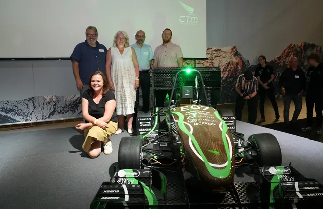 Waren bei der Präsentation des Rennwagens AQUILA stolz auf die Leistungen ihrer Studierenden: Die Rektorin der Umit Tirol, Margit Raich, der Studiendekan der Technischen Fakultät der Universität Innsbruck, Manfred Kleidorfer, die Vizerektorin der Universität Innsbruck Janette Walde, der Vorstand des Institutes für Automatisierungs- und Regelungstechnik der Umit Tirol Frank Woittennek, und der Leiter des Departments Mechatronik am MCI, Philip Kronthaler. | Foto: Umti Tirol/Katharina Kern