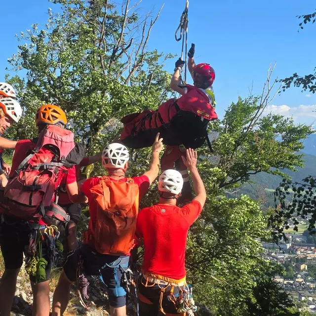 Die verunfallte Person wurde von den Ischler Bergrettern erstversorgt und dann mit dem Hubschrauber vom Jainzen abtransportiert. | Foto: Bergrettung Bad Ischl/Facebook