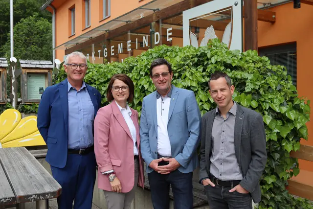 Robert Angermann, Gerlinde Peyker, Bgm. Franz Aschbacher und Mario Rauter gaben bekannt, dass der Baubeginn des neuen Wohnparks in Rennweg für Herbst und die Fertigstellung rund 18 Monate später vorgesehen ist. | Foto: meinbezirk.at/Grabic