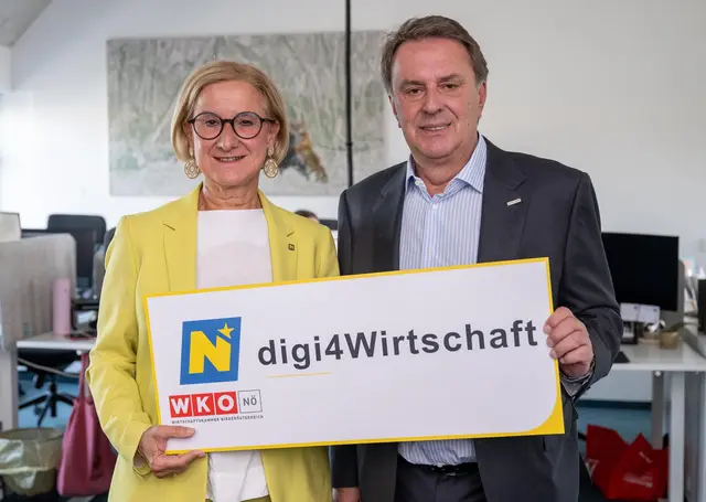 Landeshauptfrau Johanna Mikl-Leitner und WKNÖ Präsident Wolfgang Ecker unterstützen die Wahl zum digi4Wirtschaft-Projekt des Jahres. | Foto: CR NLK/Kittl