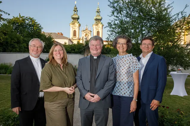 V. l.: Generalvikar Severin Lederhilger, Edeltraud Addy-Papelitzky (Leiterin des Bereichs Personal &amp; Qualitätssicherung), Bischof Manfred Scheuer, Christine Haiden (Präsidentin OÖ. Presseclub) und Heinz Niederleitner (Chefredakteuer Kirchenzeitung Diözese Linz) | Foto: Diözese Linz/Hermann Wakolbinger