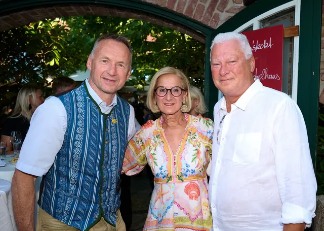 Fußballlegenden treffen Politik: Johanna Mikl-Leitner mit Toni Pfeffer und Toni Polster beim Heurigenabend in Münchendorf. | Foto: NLK Pfeiffer