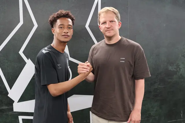 Jaedin Rhodes mit Geschäftsführer Sport Wolfgang Fiala. | Foto: SVR/Schröckelsberger