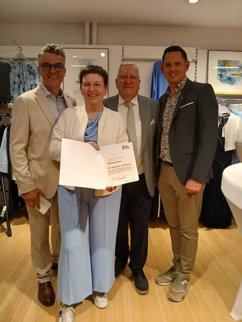 Mit der offiziellen Jubiläumsurkunde gab es von der Stadtgemeinde auch ein personalisiertes "Schafbankerl". | Foto: Stadtgemeinde Neulengbach