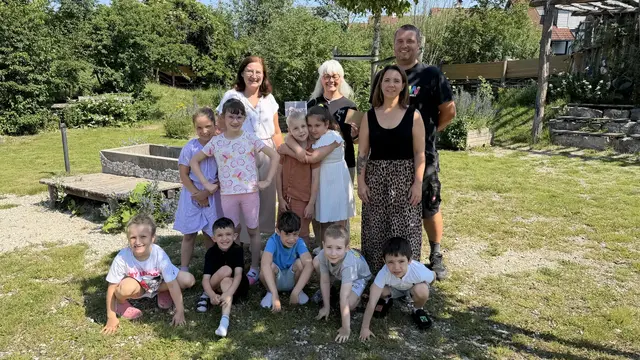 Gemeinsam im Zeichen der Solidarität laufen: Die Welser Volksschuldirektorin Claudia Klein, Michaela Weigl, Martina Heinisch, Klaus Kurz und Kinder der VS 5 Mauth. | Foto: MPS Austira