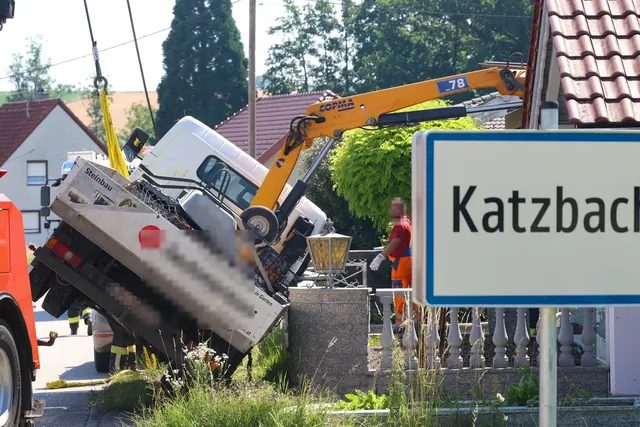 Ein auf einem Lkw platzierter Ladekran brachte das gesamte Fahrzeug in Krenglbach zum Umstürzen. | Foto: laumat.at