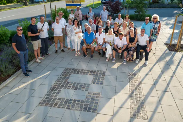 Die Bürger wurden mit einem neu gestalteten Dorfplatz von der Künstlerin Meina Schellander geehrt. | Foto: Dieter Arbeiter