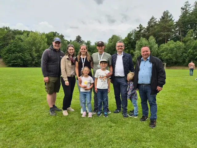 gfGR Michael Burger, gfGR Birigt Hammerl, eltern mit KiGa Kindern, Bgm Hießberger, Vizebgm Erber©Sonja Hießberger