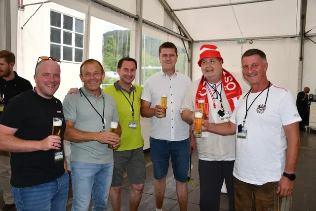 Über 140 Gäste nutzten das Public Viewing und Firmenevent | Foto: Kirchdorfer Gruppe