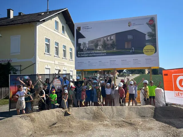 Die Kinder der Volksschule sorgten mit musikalischen Darbietungen für die festliche Umrahmung der Veranstaltung und durften beim Spatenstich auch selbst Hand anlegen. | Foto: Gemeinde St. Georgen a. F.