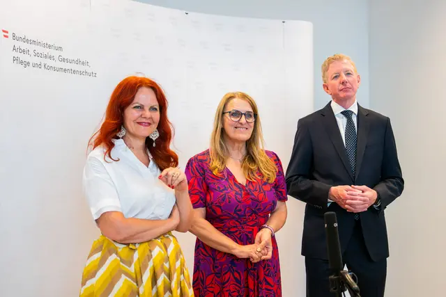 Beim gemeinsamen Pressetermin (v.li.): LRin Cornelia Hagele, StSin Ulrike Königsberger-Ludwig und Peter McDonald, Vorsitzender der Österreichischen Gesundheitskasse. | Foto: BMASGPK/Viktoria Palka