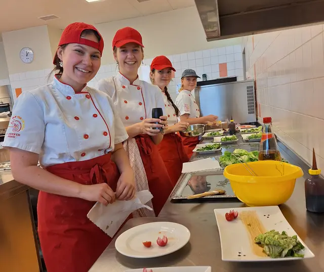 Bei der Abschlussprüfungen mussten die Schülerinnen und Schüler ein viergängiges Menü zaubern und der Prüfungskommission präsentieren.  | Foto: HLW FSB Weiz