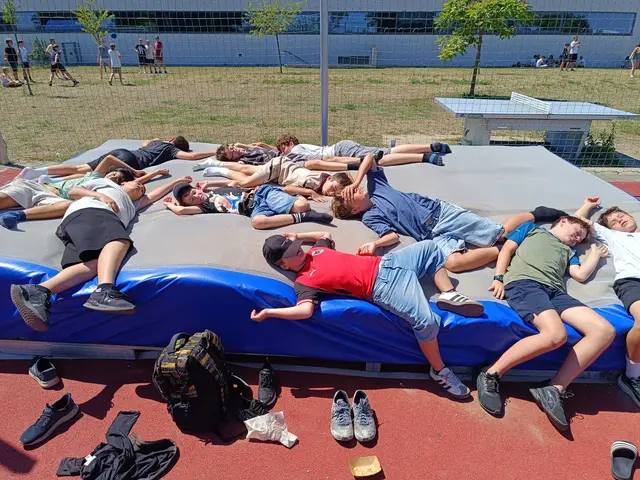 Die Hitze macht auch den Jungen zu schaffen. Zum Glück sind ja bald Ferien.  | Foto: BRG Groß-Enzersdorf